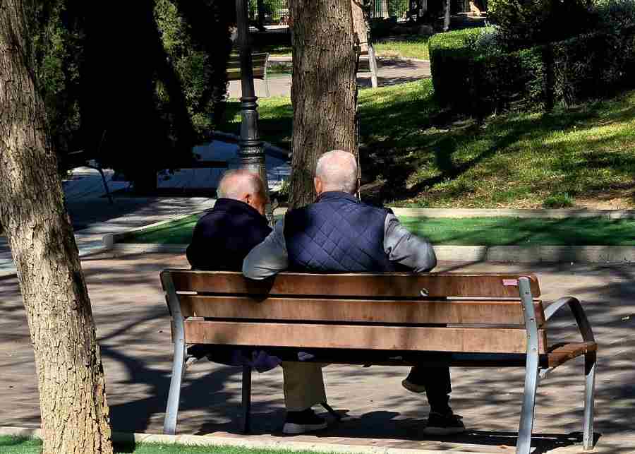 Ancianos en banco Foto1