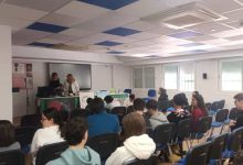 conferencia raquel ies goya vista alumnos y ella