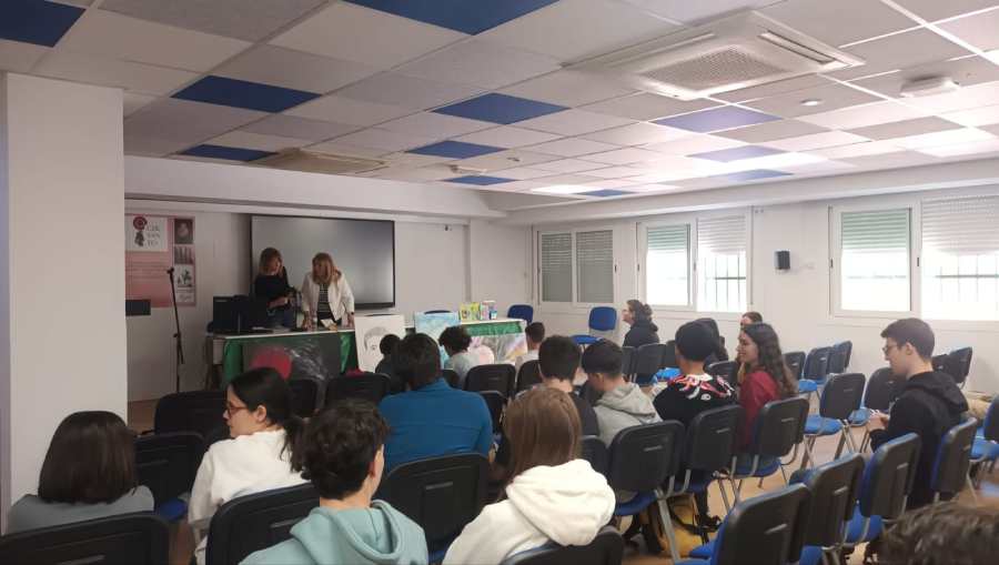 conferencia raquel ies goya vista alumnos y ella