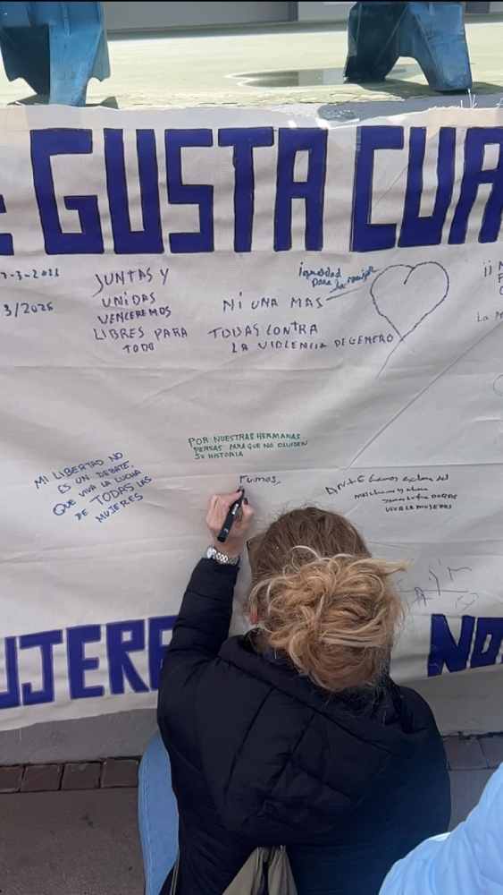 escribiendo cartel 8m 2026