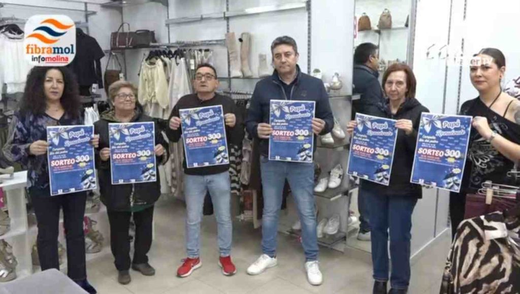foto compro personas con carteles(1)