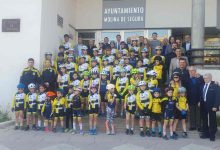 foto de familia en la puerta ayto. con ciclistas(1)