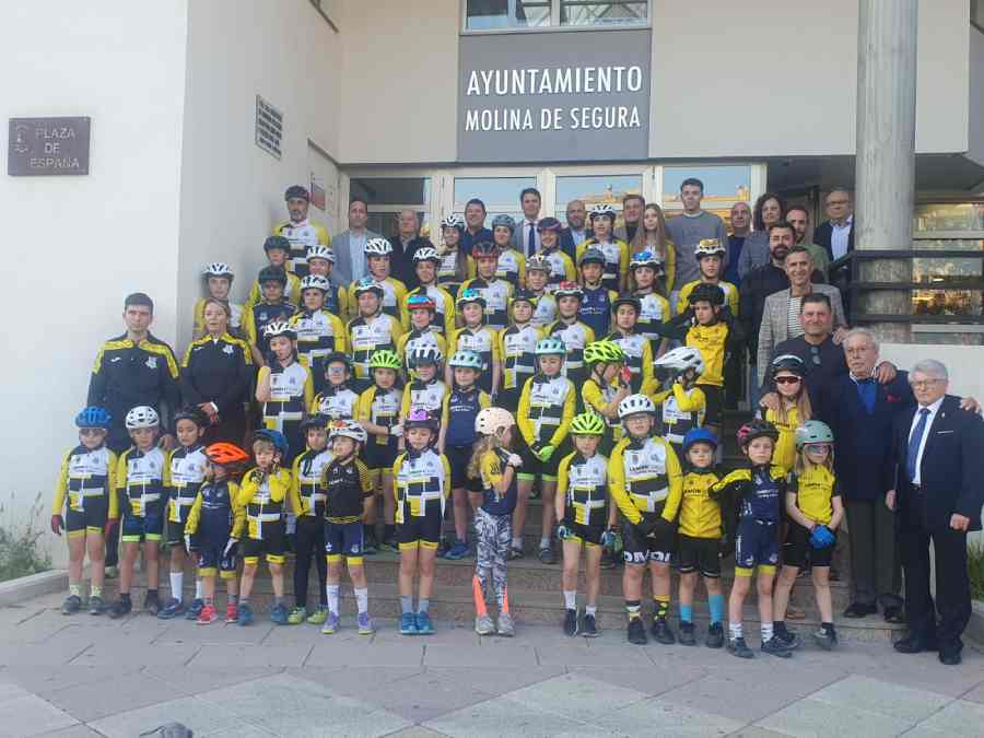 foto de familia en la puerta ayto. con ciclistas(1)