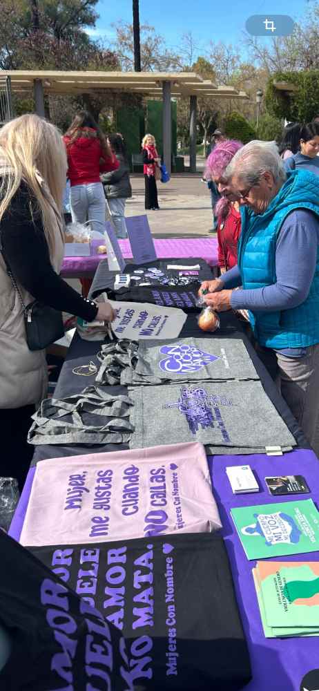 mujeres viendo merchandaisin 8m