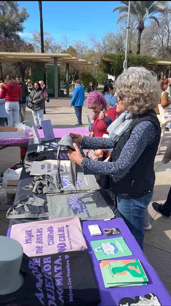 mujeres viendo mural comprando 8m