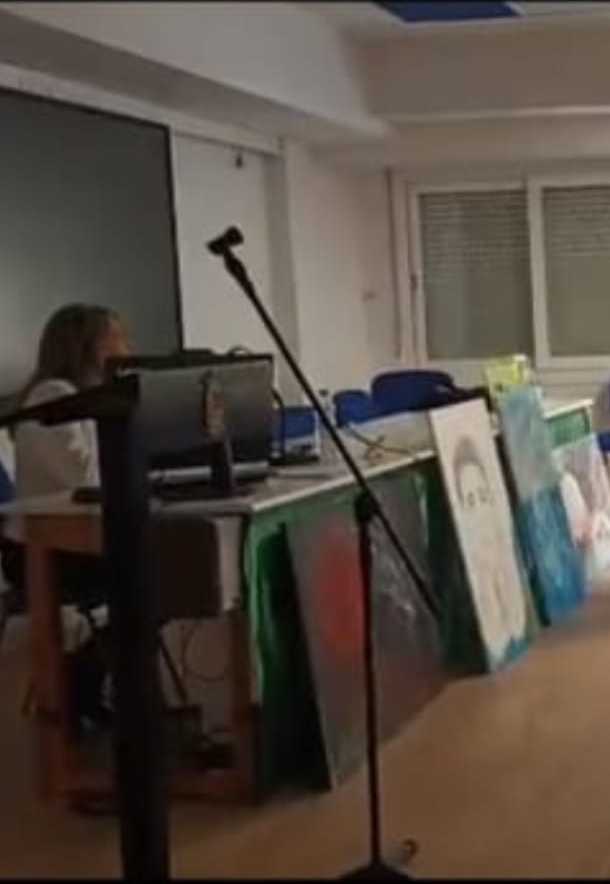 raquel mengual y la mesa con cuadros ies goya