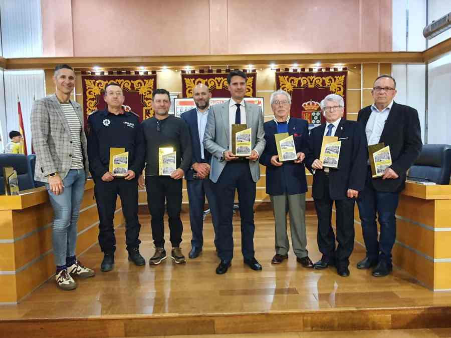 veteranos con obsequio y alcalde(1)