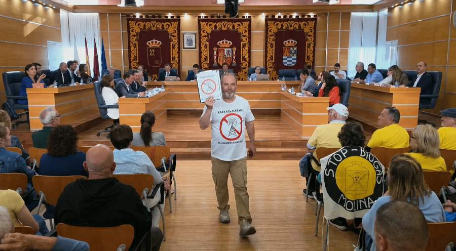 foto Pleno abril 2026 con protesta ciudadana