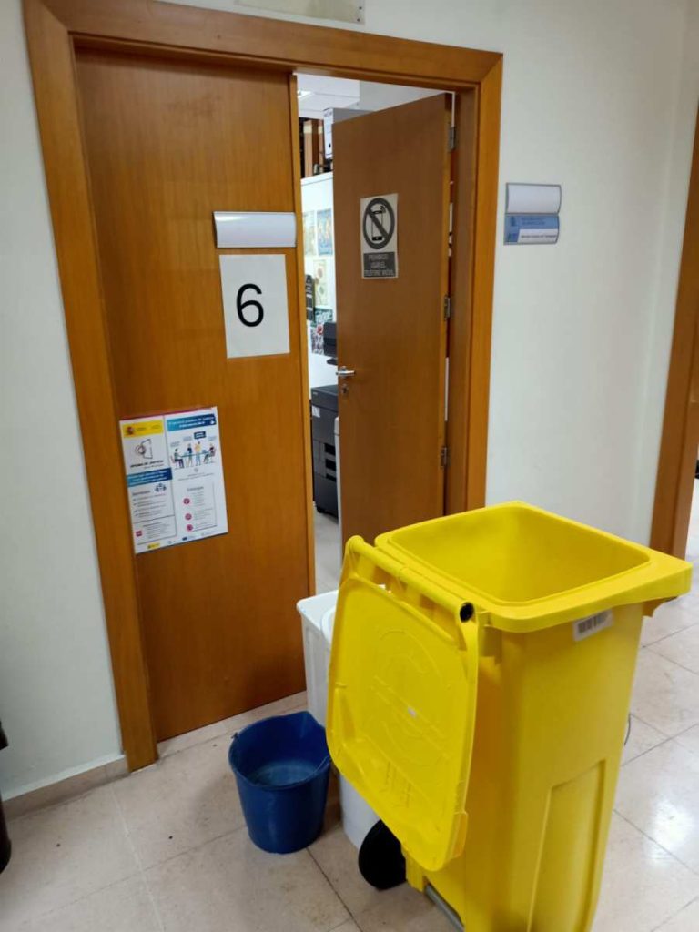 PORTADA JUZGADOS CUBOS BASURA AGUA