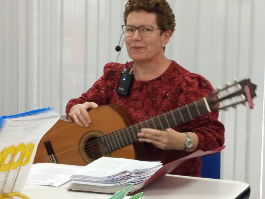 PROFESORA DE GUITARRA SOLA SAN MIGUEL