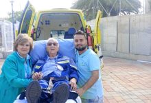 abuela con la ambulancia del deseo y acompañantes podria ser portada