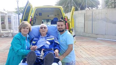 abuela con la ambulancia del deseo y acompañantes podria ser portada