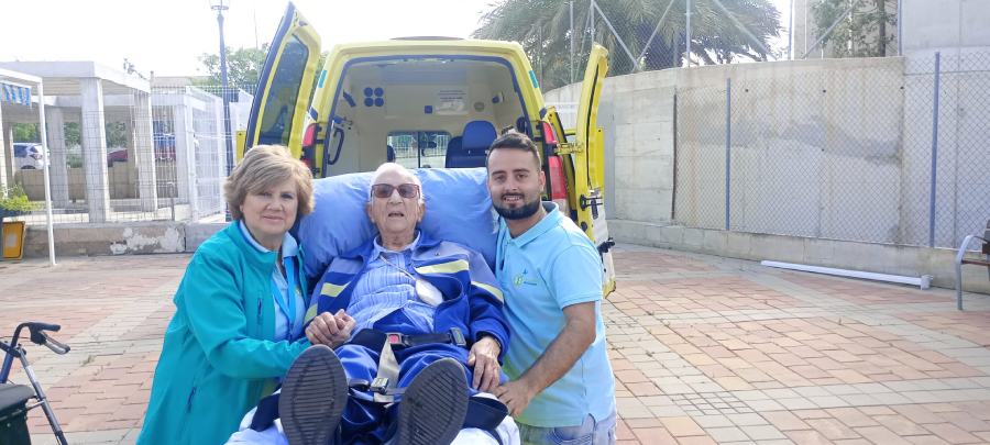 abuela con la ambulancia del deseo y acompañantes podria ser portada