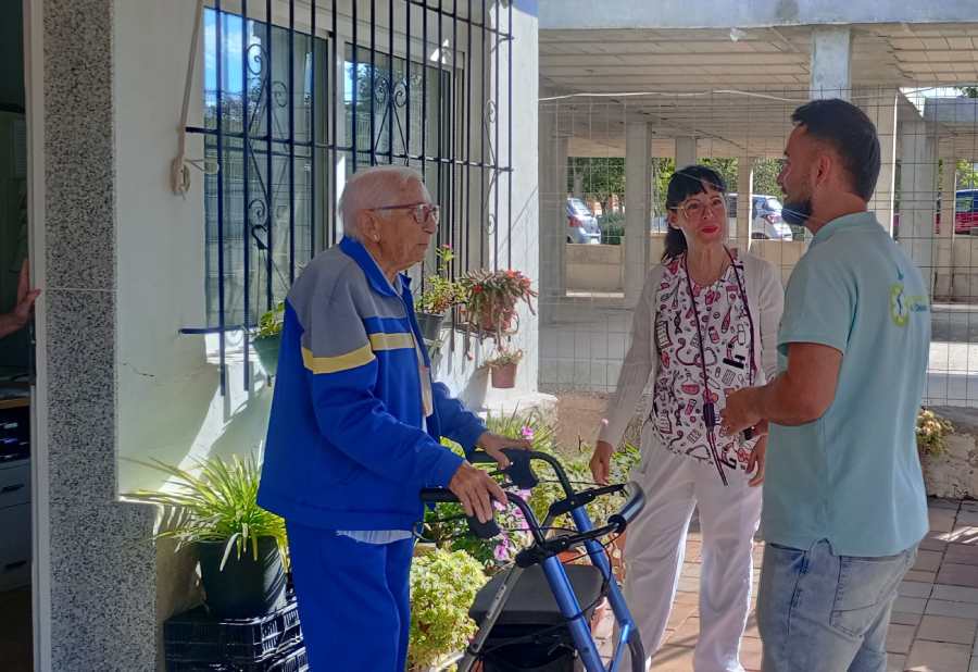 abuela con marisa y chico de ambulancia