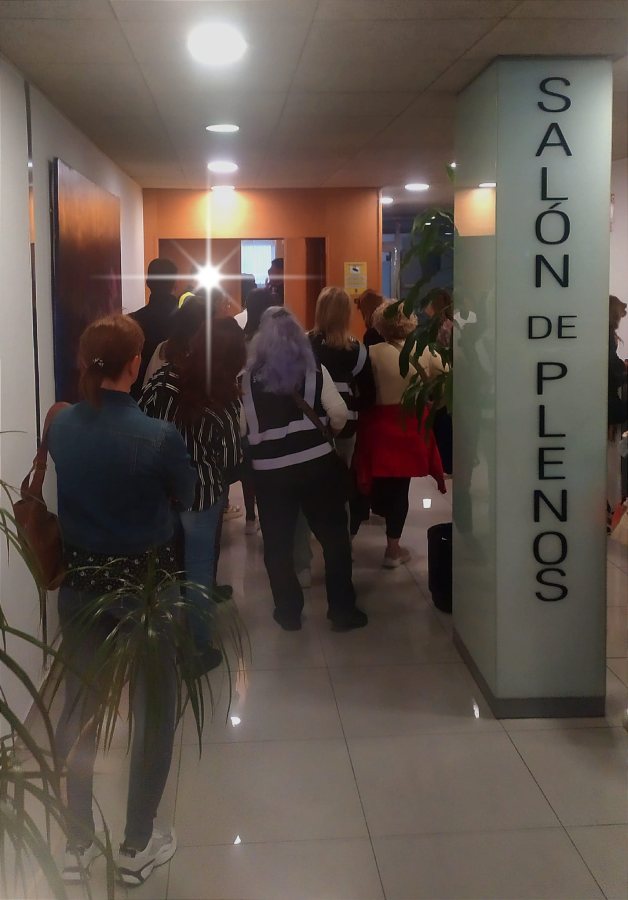 entrada salon de plenos llena pasillo