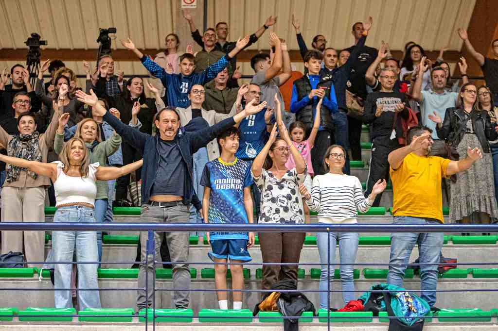 foto de la grada alentando baloncesto