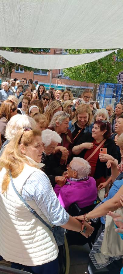 la gente saludando a consuelo en el pueblo