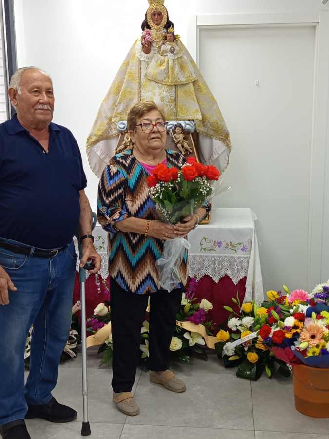 la replica de la virgen y un matrimonio con flores