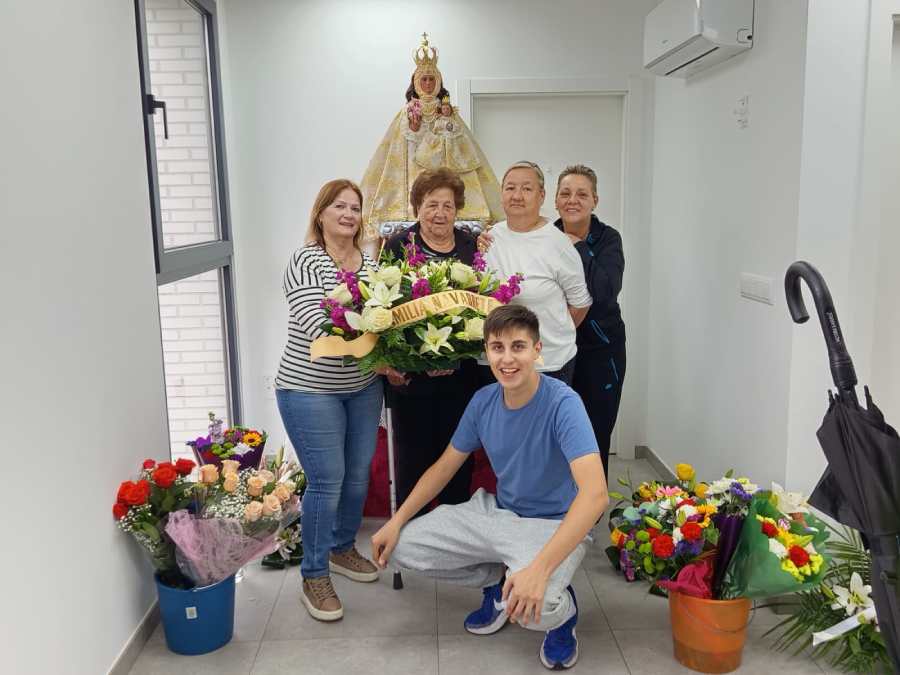 la replica de la virgen y una familia Navarrete