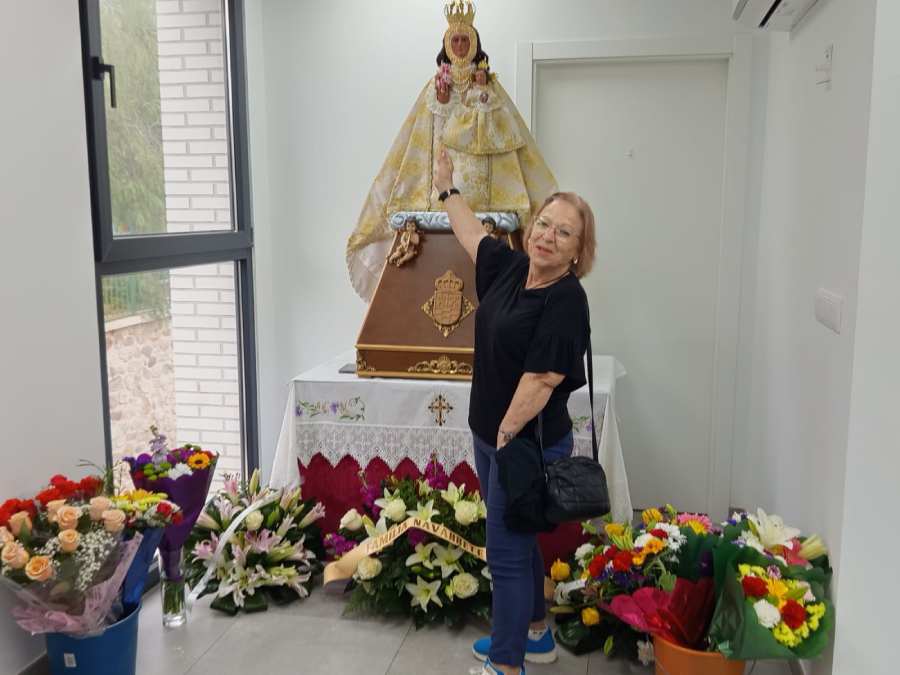 la replica de la virgen y una mujer