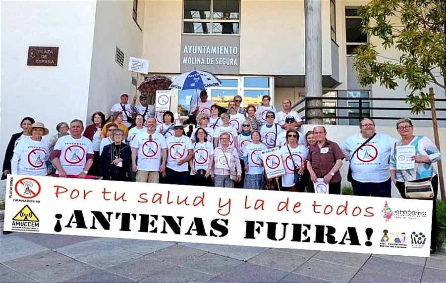 manifestantes en el ayuntamiento plataforma granados