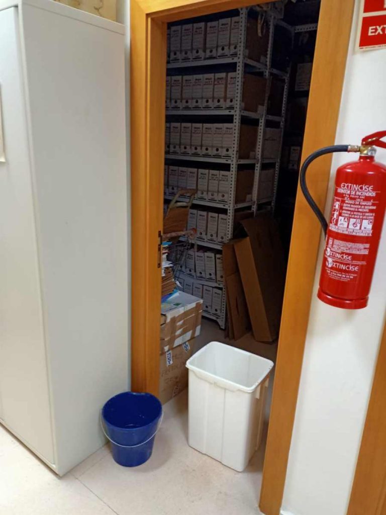 puerta con cubos entrada archivo juzgados