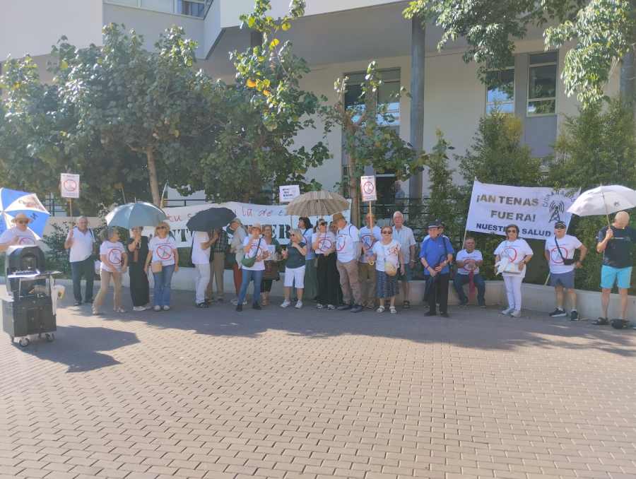 vecinos protestando de la plataforma granados 68