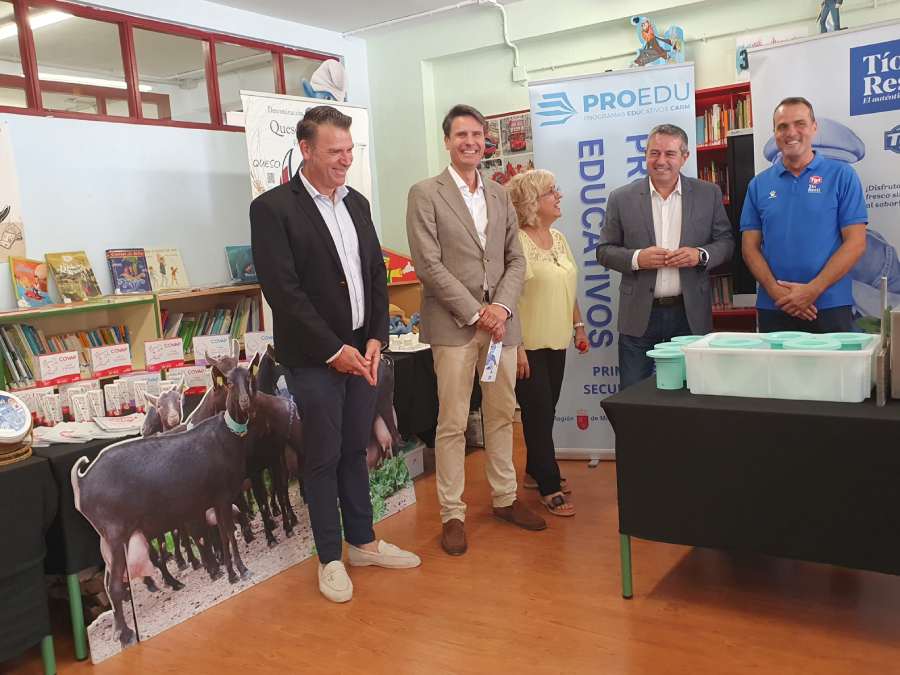 Agricultura-Molina-Presentación campaña regional reparto leche entre escolares-Foto1 (1)
