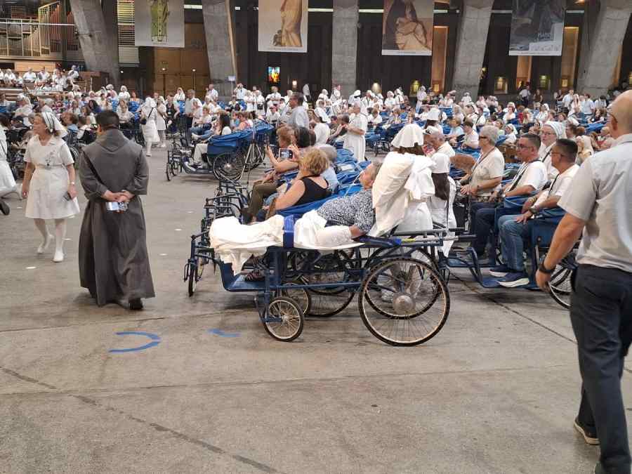 Carmen en Lourdes con todos los enfermos (2) (1)