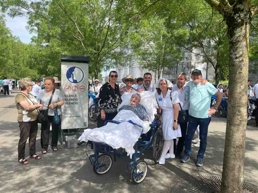 Carmen en Lourdes en la entrada con gente