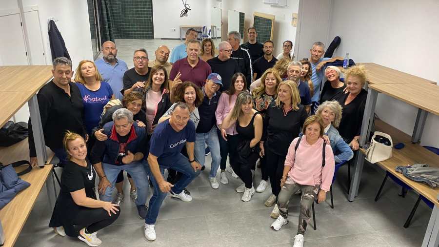GRUPO DE BAILE POSANDO EN CLASE TODOS