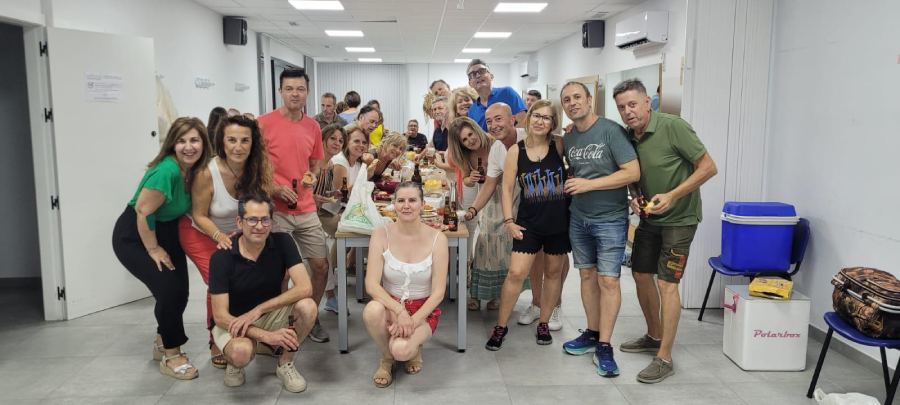 GRUPO DE FIESTA COMIENDO MESA BAILE LATINO SAN MIGUEL