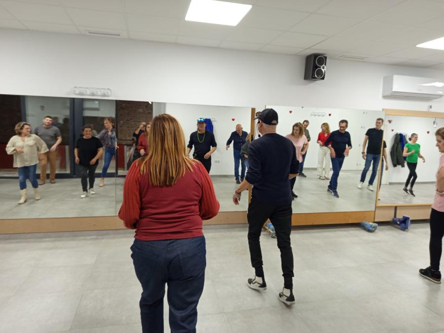 PROFESOR DANDO LA CLASE ASOCIACION SAN MIGUEL