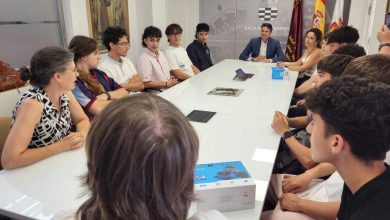 Recepción a alumnado del IES Eduardo Linares Lumeras premiado-Foto (1)