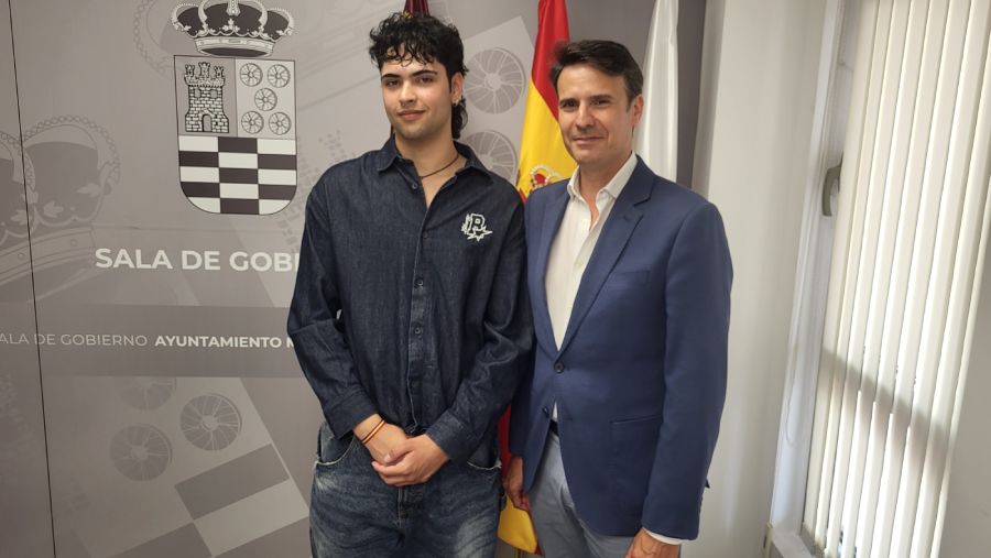 Recepción a alumno del IES Eduardo Linares Lumeras 2ª mejor nota PAU 2026-Foto (1)