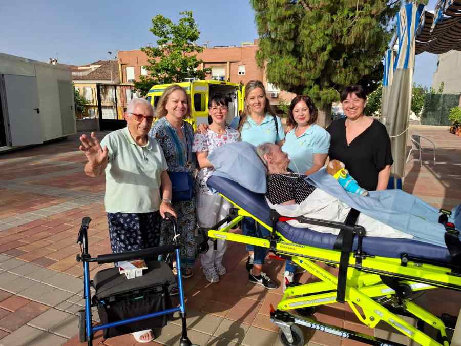 salida de escuelas blancas, a Lourdes Carmen y personal con ambulancia detras (1)