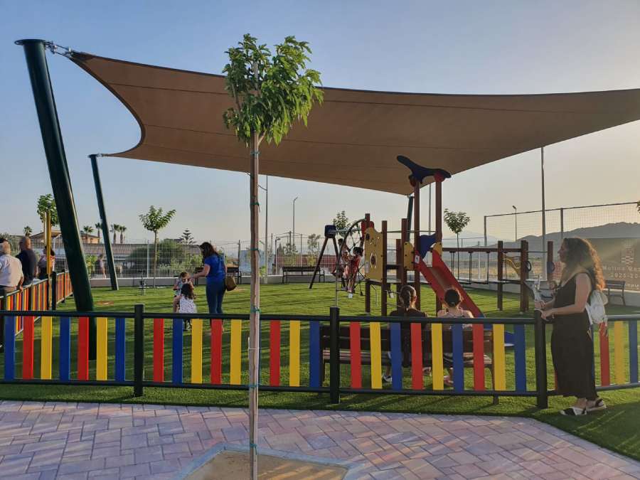 vista del parque del fenazar con niños y adultos (1)