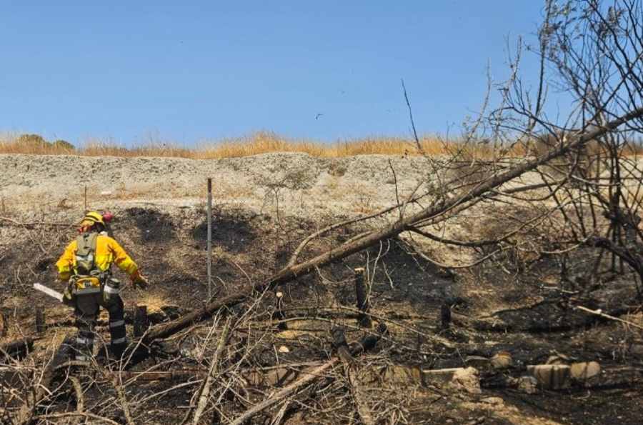 Un bombero trabaja en la zona afectada por el incendio registrado en Molina de Segura. Foto: 112 Región de Murcia.2026-07-25-molina-04 (1)