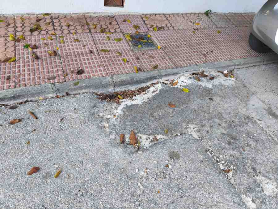 Pavimento junto a una acera