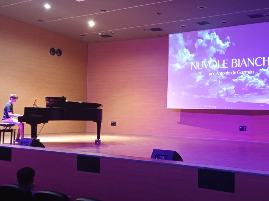 EL HIJO DE MIMI TOCANDO PIANO MUDEM (1)