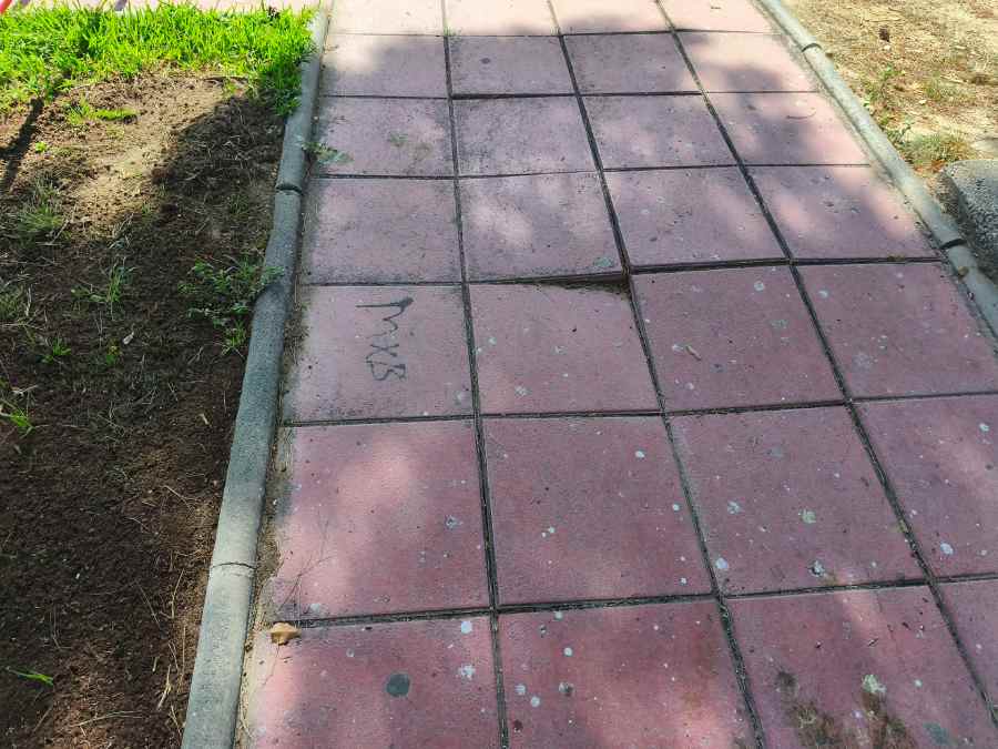 Acerado con baldosas deterioradas