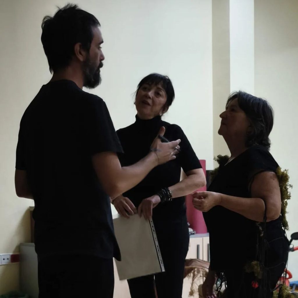 director diego damian con personas de avesco