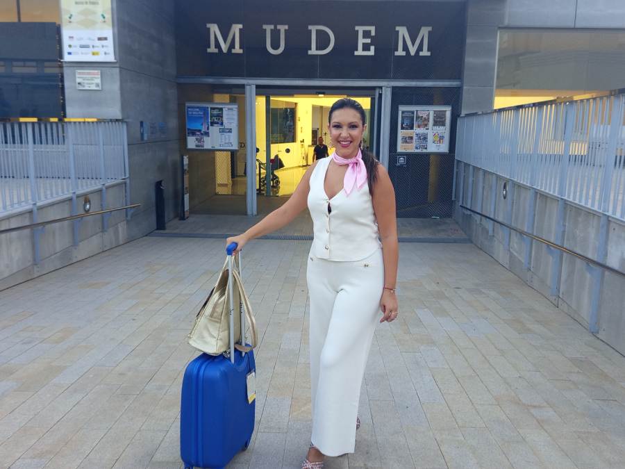 mimi en la entrada del mudem