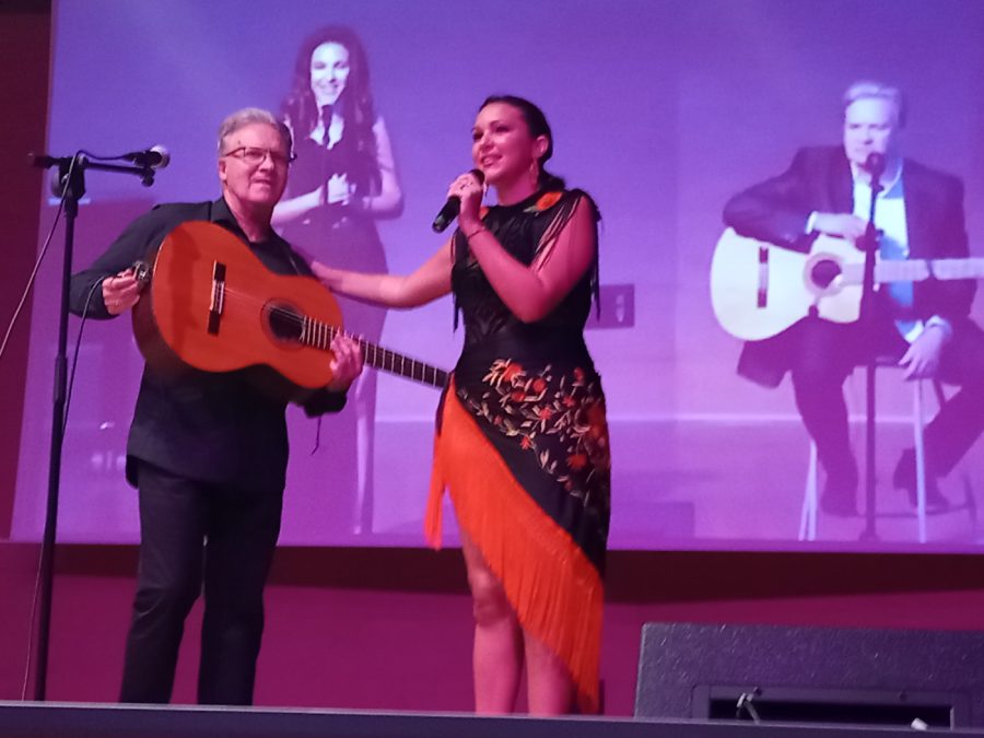 mimi y actor invitado con guitarra mudem (1)