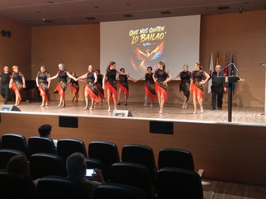 mimi y el grupo entero bailando PORTADA (1)