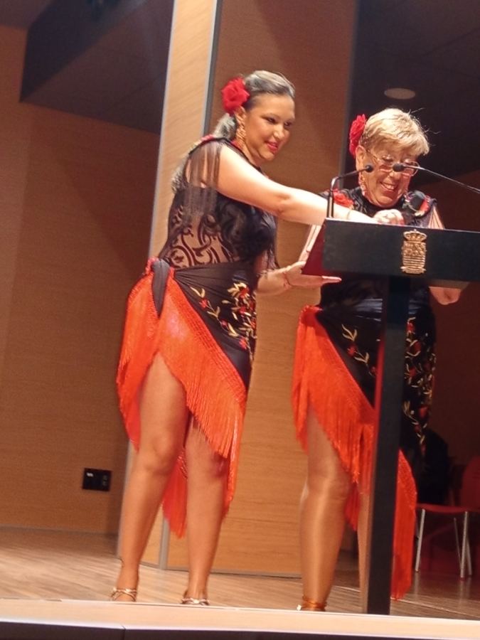 mimi y señora hablando en escenario (1)