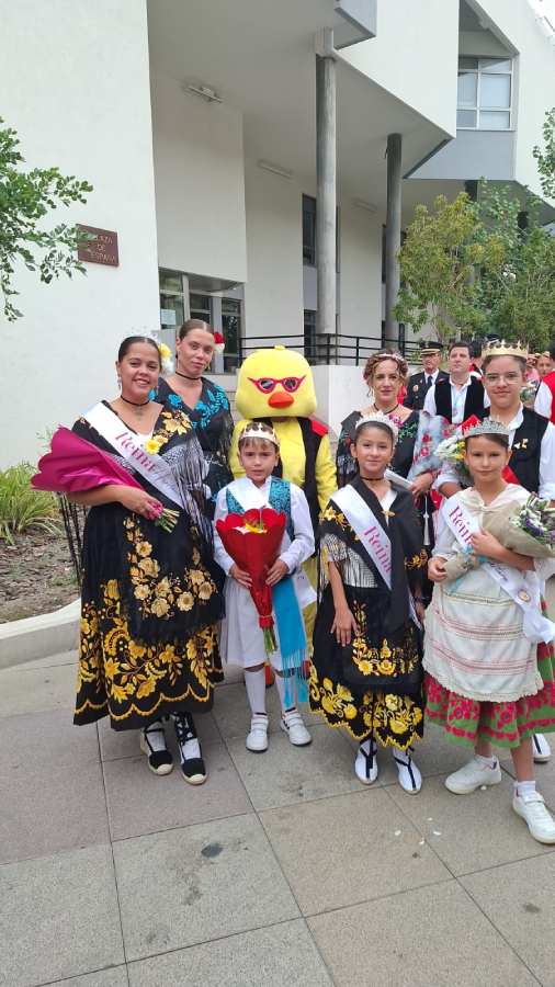 reinas carrocistas en ayuntamiento con muñeco