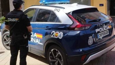 Agente policía nacional y cochevietnails - copia (1)