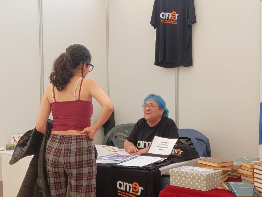 Mari Carmen atendiendo stand AMER