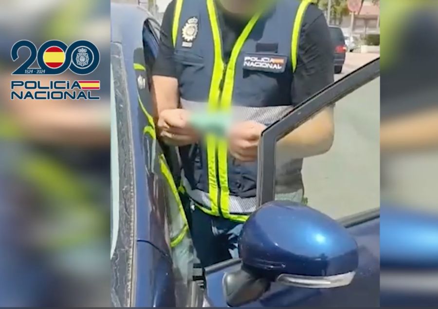 Polícia con coche robado alta gama